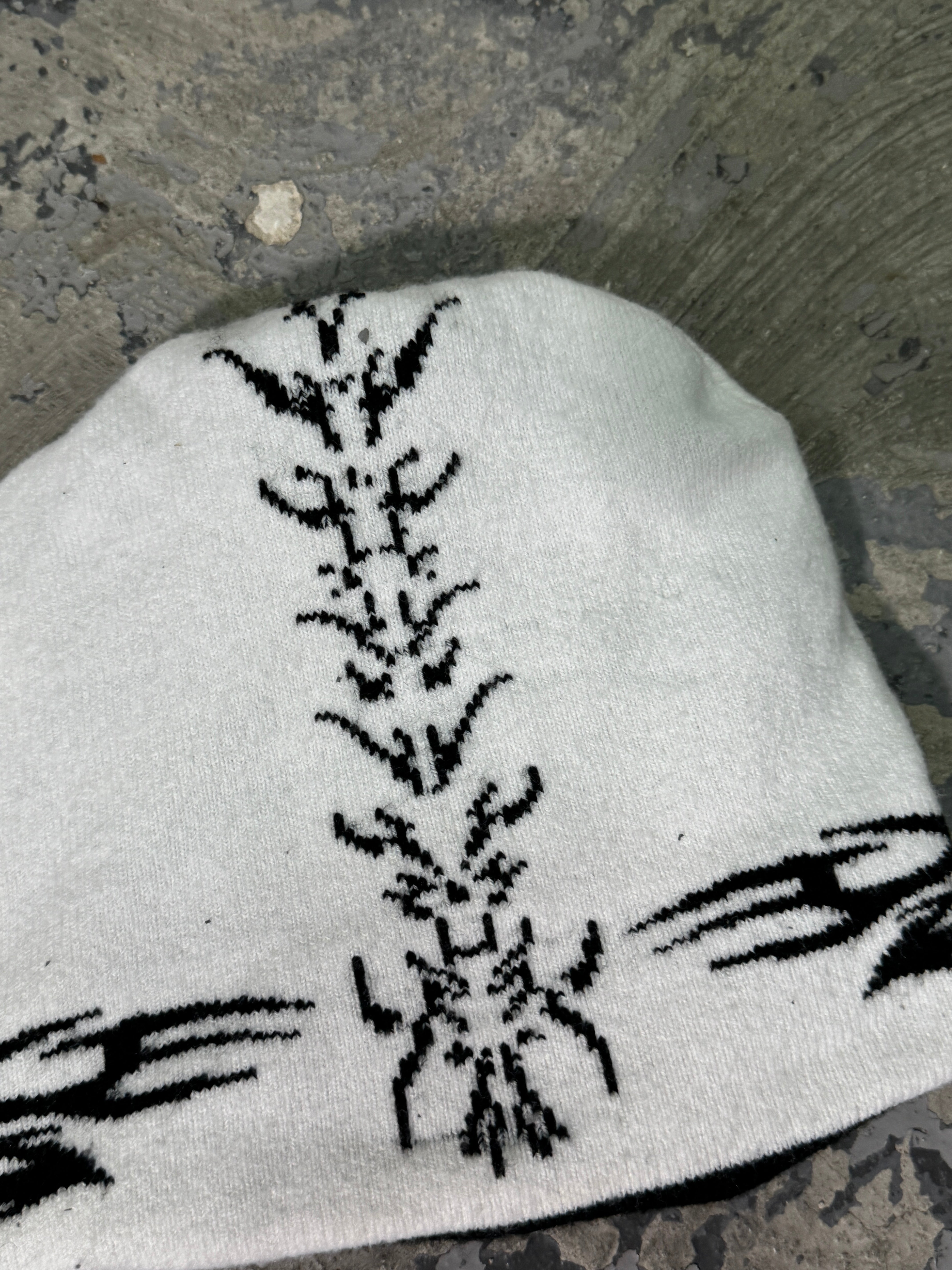 BLACK-WHITE REVERSIBLE CAP