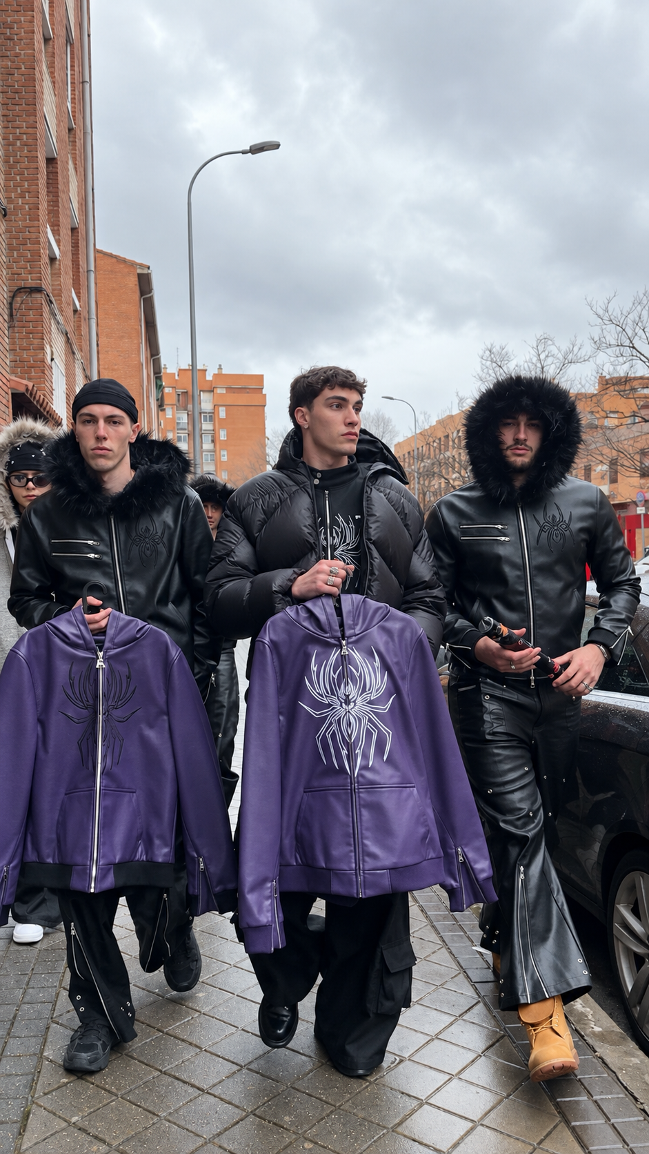 El equipo de Elixir llevando las dos chaquetas moradas; fotograma restaurado.